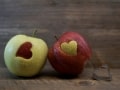 2 fructe  taiate in forma de inima